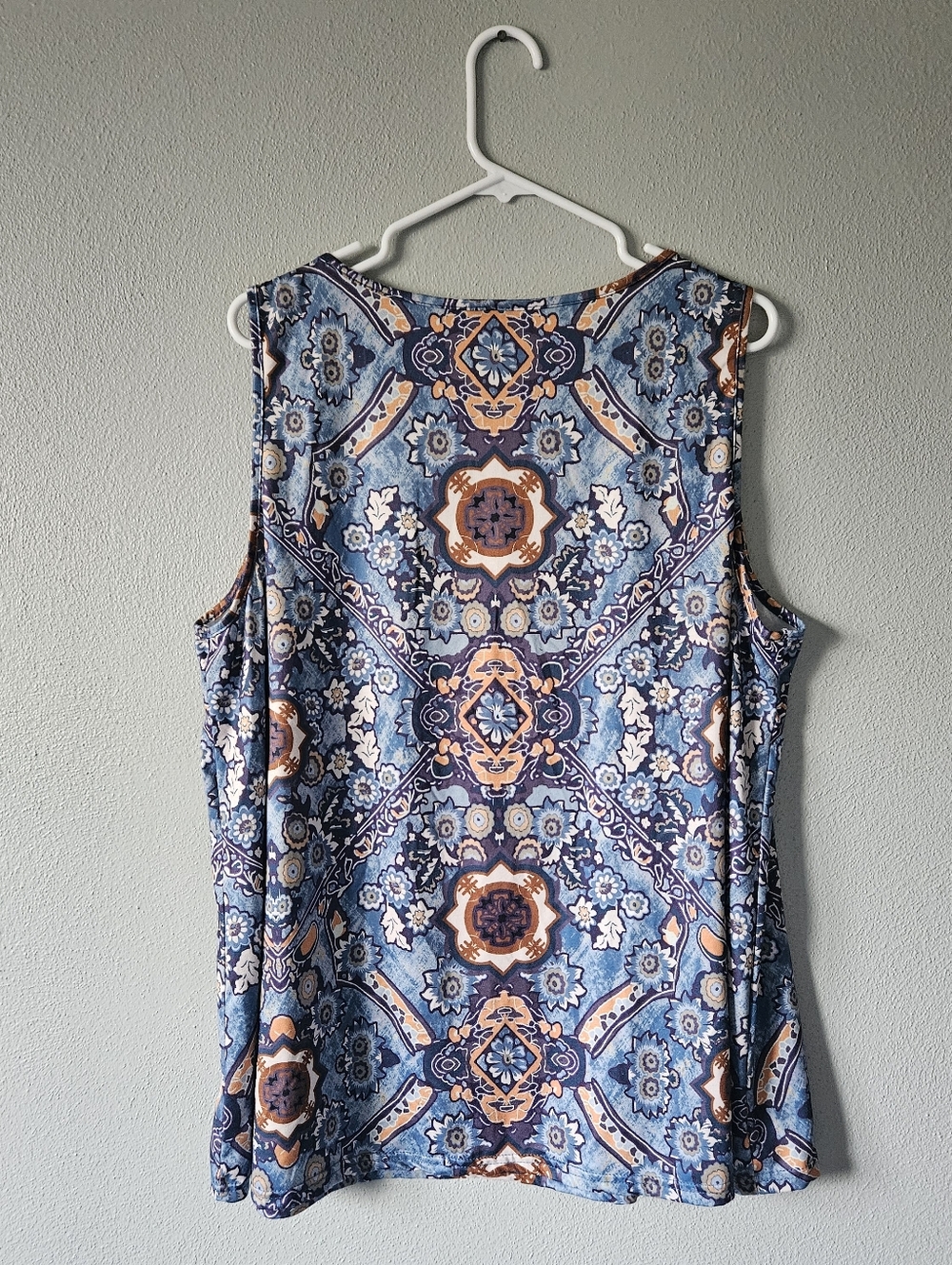 Emery Rose Printed Scoop Neck Tank Top in Blue and Peach - Picture 4 of 6